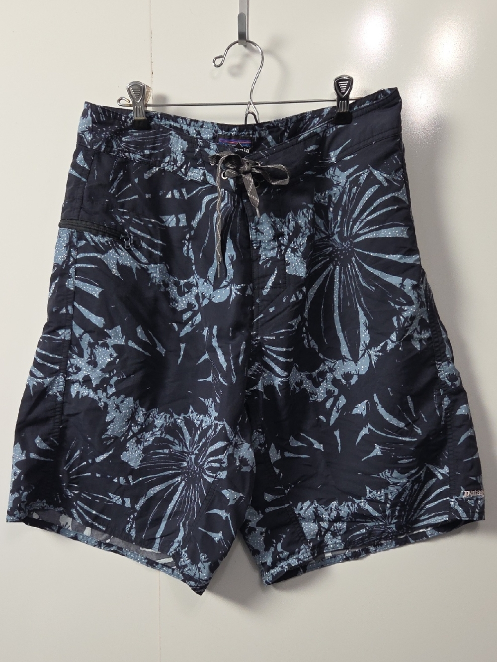 Patagonia Wayfarer 9" Navy and Light Blue Floral Board /Swim Shorts